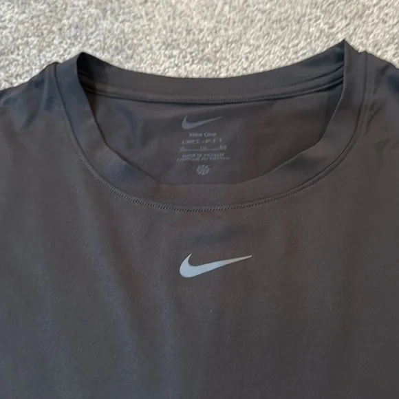Nike Black Crop Top - Picture 2 of 2
